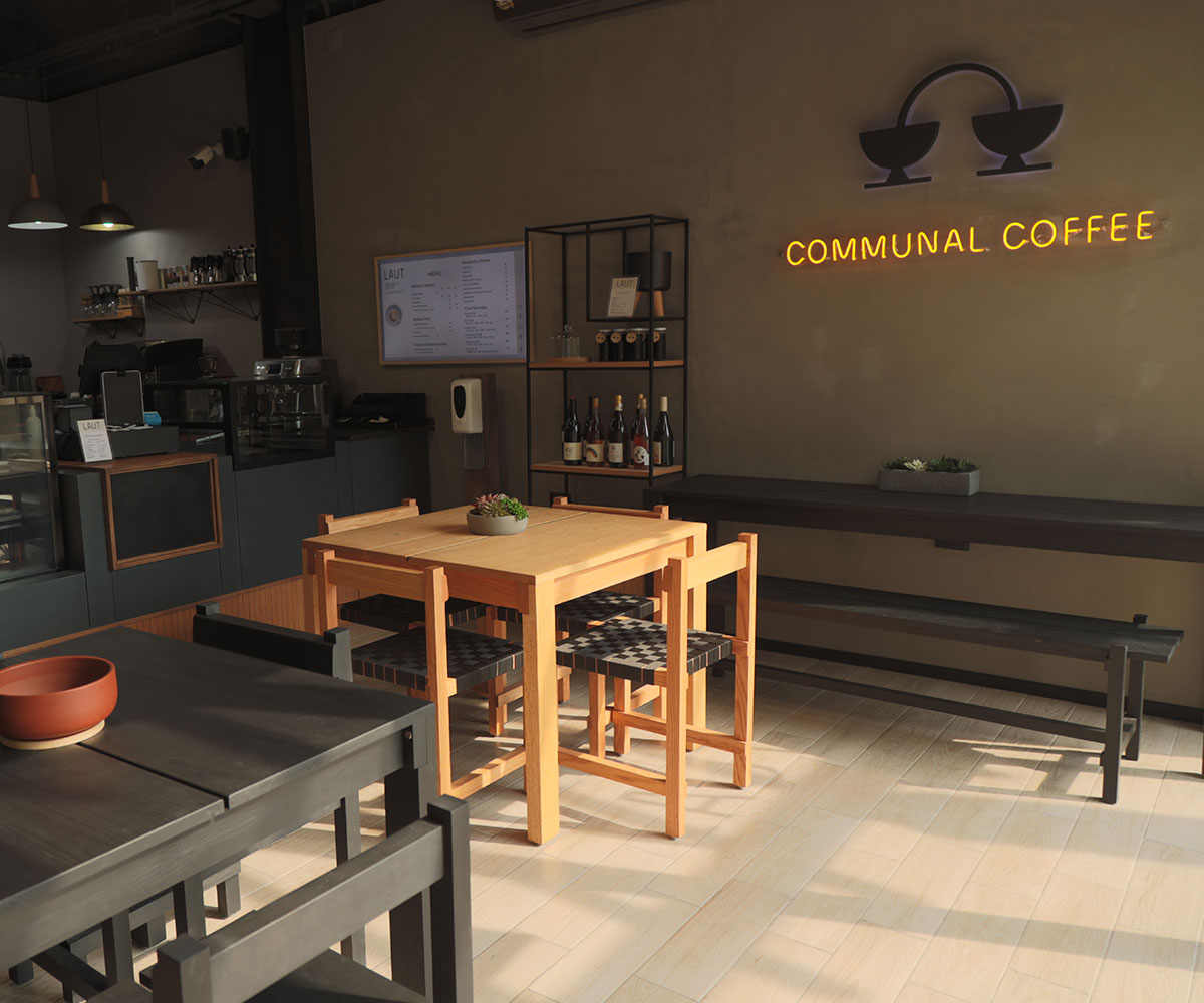 Barista LAUT preparando café